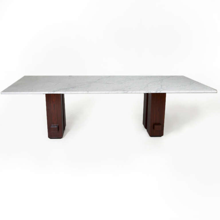 Table de salle à manger brésilienne en bois de rose et marbre blanc Carerra