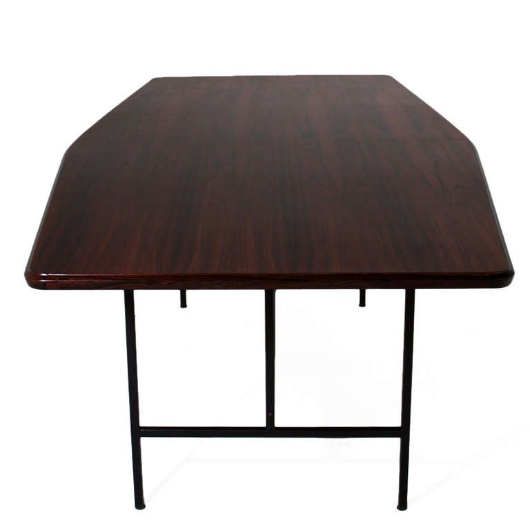 Mid-20th Century Geraldo de Barros Exotic Brazilian Hardwood Dining Table with Iron Base For Sale