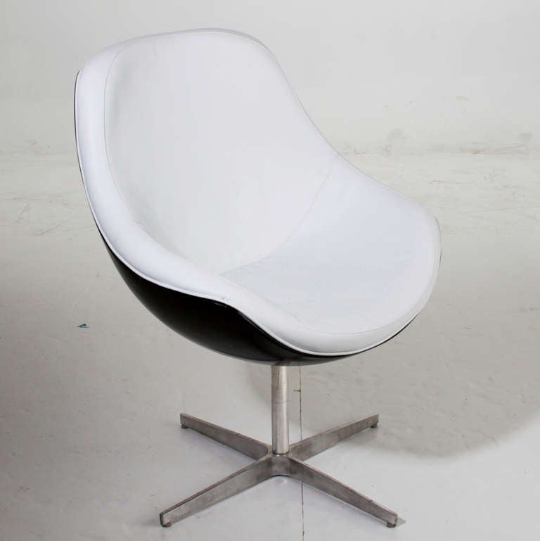 An elegant scooped chair with black fiberglass back, chrome base and white leather seat with piping around the edges. Attributed to Ricardo Fasanello but unlabeled. 

Many pieces are stored in our warehouse, so please click on CONTACT DEALER under
