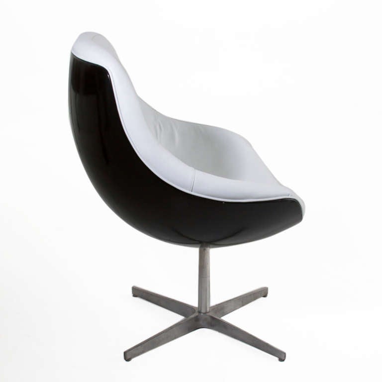 Black Fiberglass & White Leather chair attributed to Ricardo Fasanello In Good Condition In Hollywood, CA