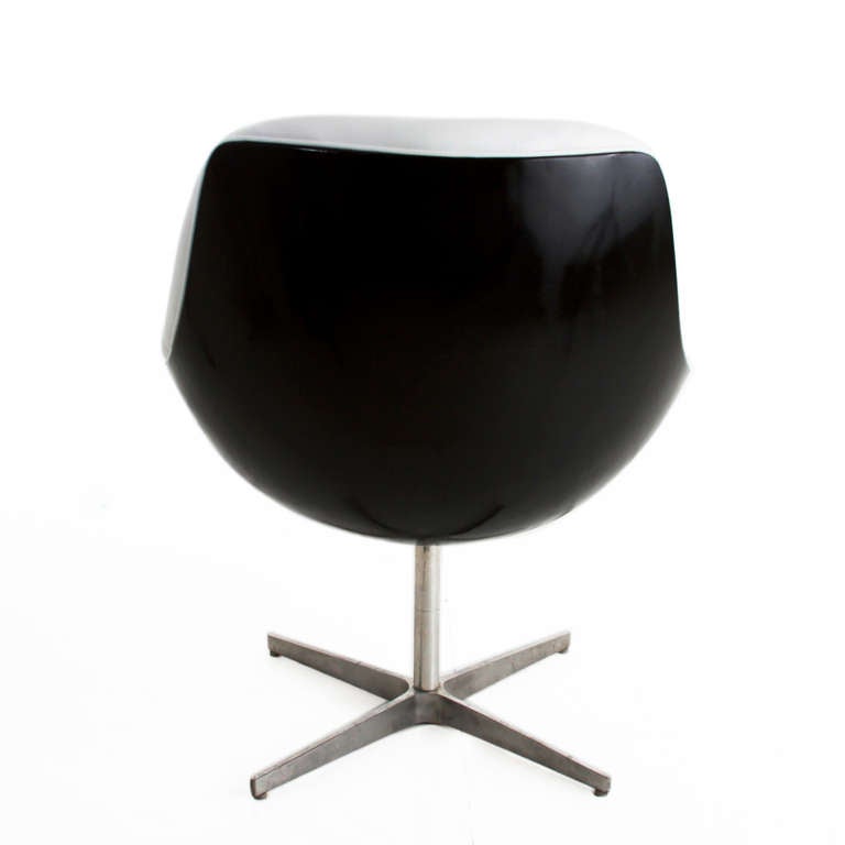 Mid-20th Century Black Fiberglass & White Leather chair attributed to Ricardo Fasanello