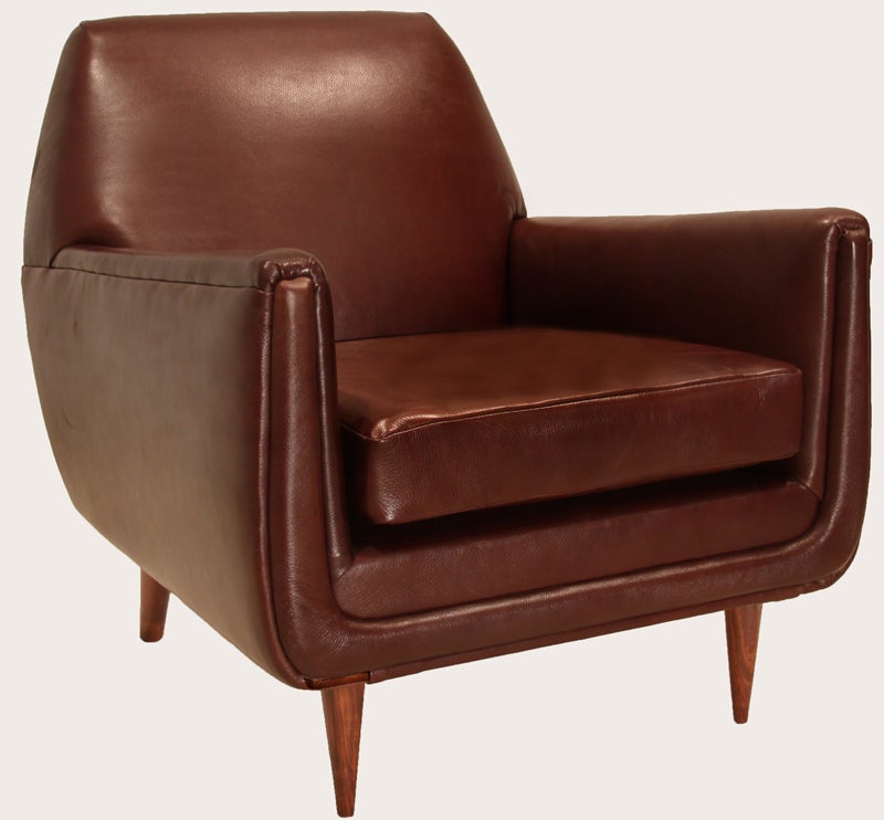 Brazilian Modernist Leather Lounge Chair and Ottoman with Conical Caviuna Legs For Sale 1