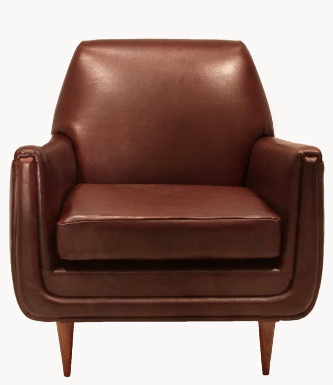 Brazilian Modernist Leather Lounge Chair and Ottoman with Conical Caviuna Legs For Sale 2