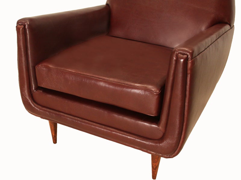 Brazilian Modernist Leather Lounge Chair and Ottoman with Conical Caviuna Legs For Sale 5