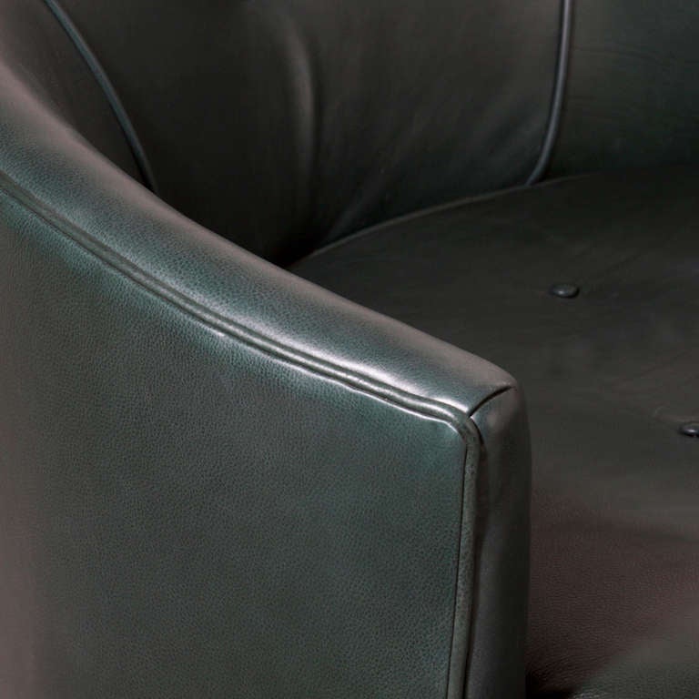 Large round green leather swivel love chair by Milo Baughman In Good Condition In Hollywood, CA