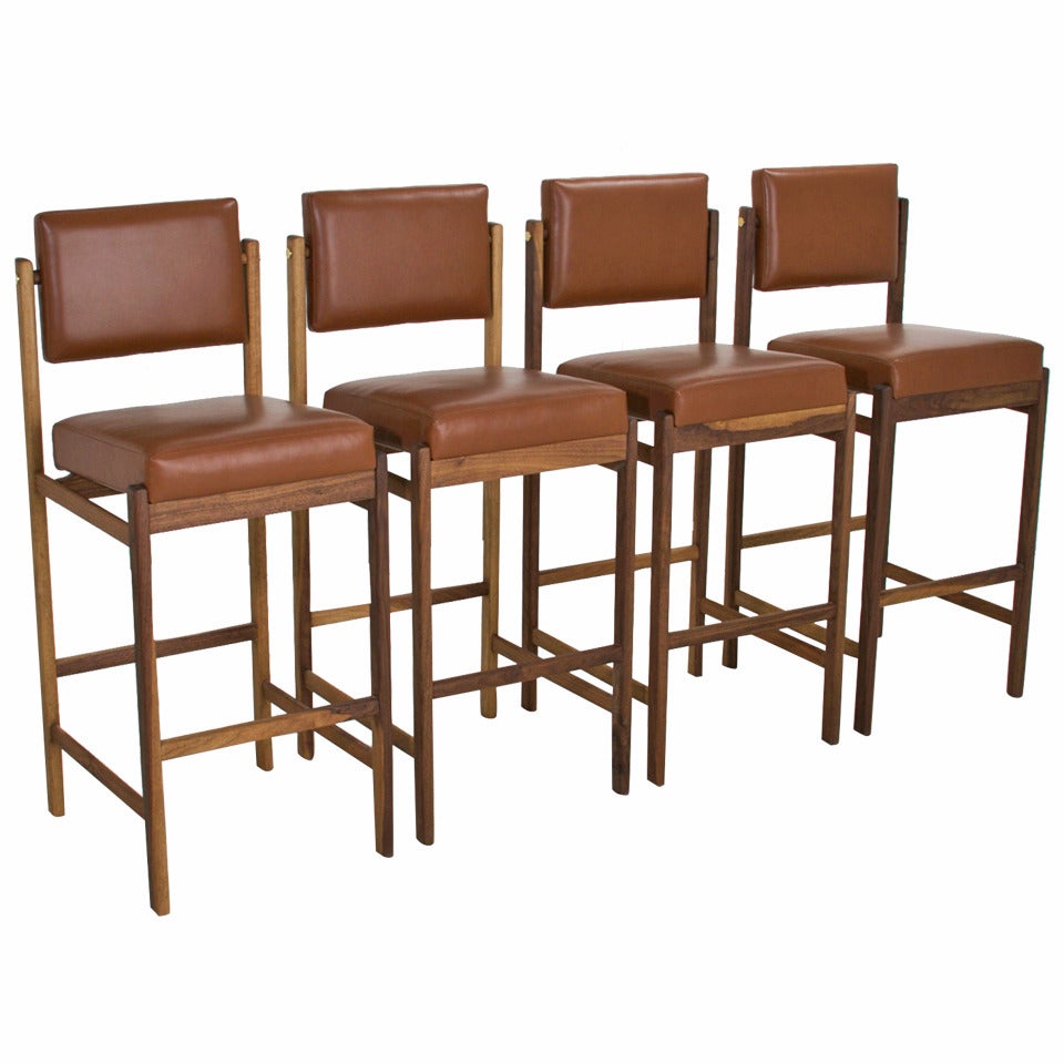 Tabouret de bar à dossier pivotant The Basic en cuir tabac par Thomas Hayes Studio