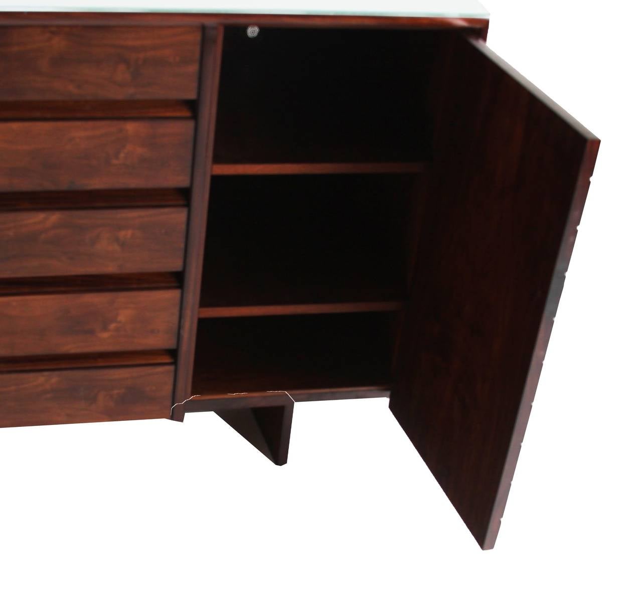 Brazilian Mid-Century Modern Dresser in Caviuna Wood For Sale 1