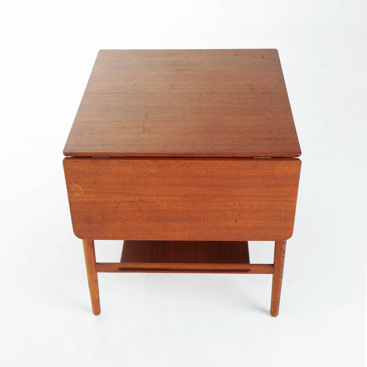 Oiled Danish Teak Side Table with Extendable Sides by Hans Wegner For Sale