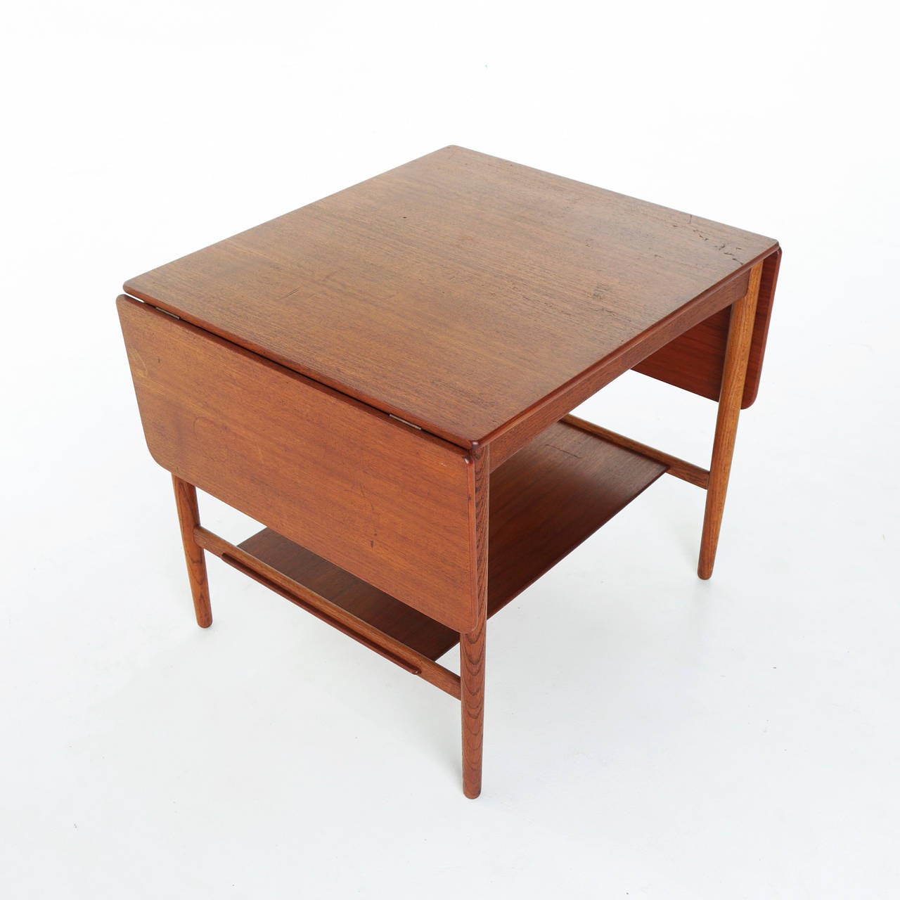 Danish Teak Side Table with Extendable Sides by Hans Wegner In Good Condition For Sale In Los Angeles, CA