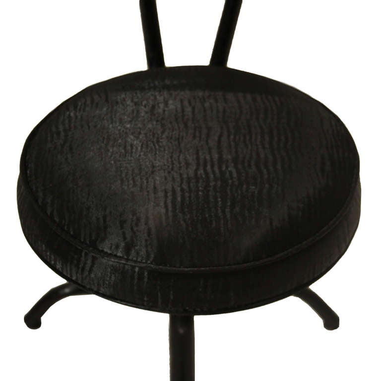 Set of 5 vintage iron and black sharkskin vinyl low stools For Sale 1