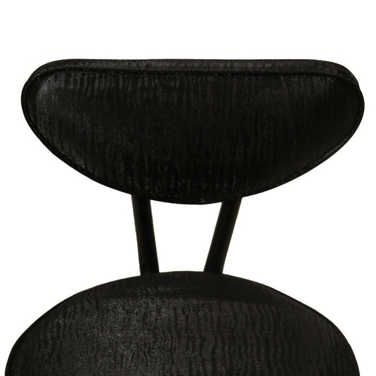 Set of 5 vintage iron and black sharkskin vinyl low stools For Sale 2