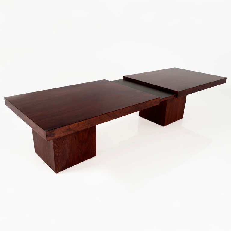 Simple Extendable Walnut Coffee Table by John Keal Design In Good Condition For Sale In Los Angeles, CA