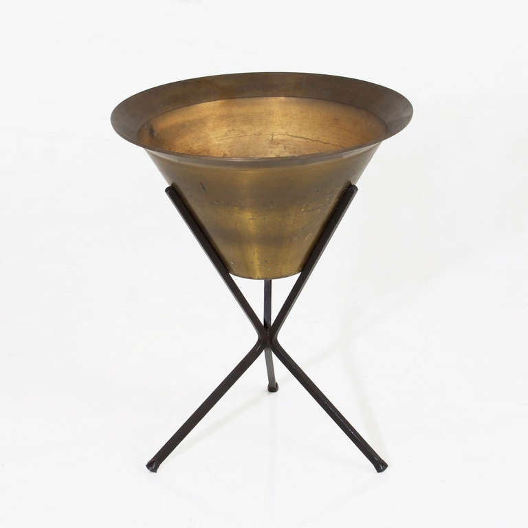 Mid-20th Century Pair of Rare Patinated Brass Planters on Tripod Bases Attributed to Paul McCobb