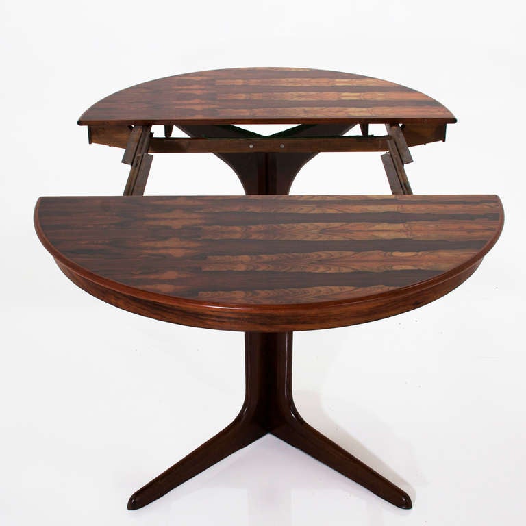 Round, Danish Rosewood Dining Table by Koefoeds-Hornslet with Leaves In Good Condition In Hollywood, CA