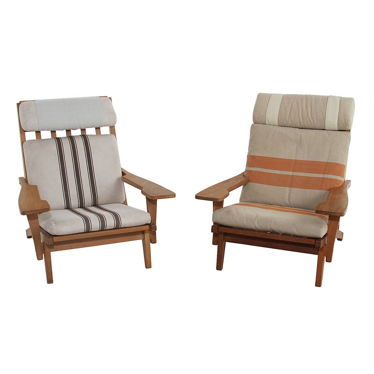 A pair of the more rare GE 375 Hans Wenger paddle arm lounges chairs in oak with original wool upholstery.

Many pieces are stored in our warehouse, so please click on CONTACT DEALER under our logo below to find out if the pieces you are
