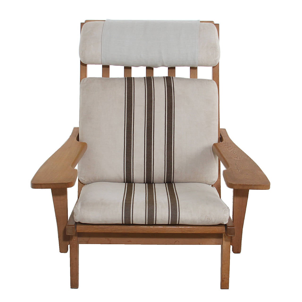 Pair of Hans Wegner GE375 oak and fabric lounge chairs In Good Condition In Hollywood, CA