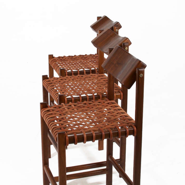 XXIe siècle et contemporain Tabouret de comptoir en bois de Thomas Hayes Studio