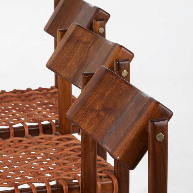 Noyer Tabouret de comptoir en bois de Thomas Hayes Studio