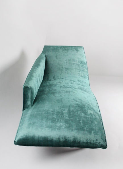 Mid-20th Century Mahogany Chaise Longue In Turquoise Silk Velvet