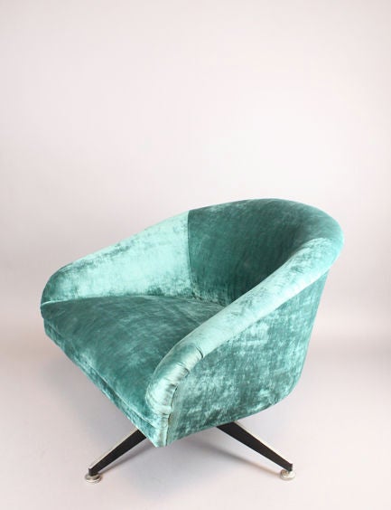 A single comfortable swivel chair newly reupholstered in a turquoise green silk mohair with metal base.
Seat depth measures 21.5