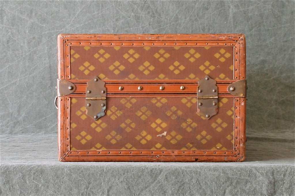 20th Century Vintage Case by Aux Etats Unis, Paris, circa 1920's.
