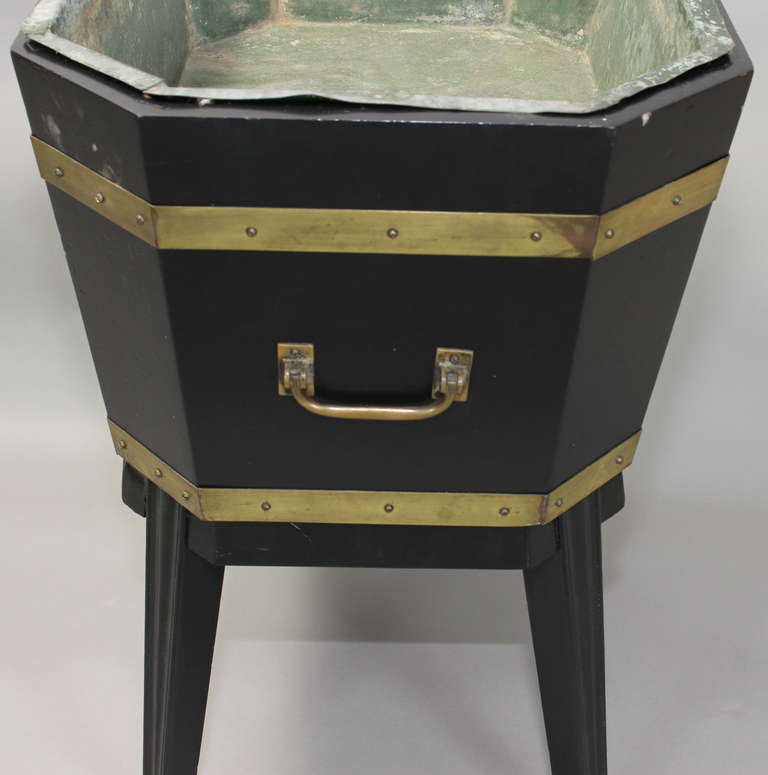 George III Style Brass Bound Wine Cooler In Good Condition In Kilmarnock, VA