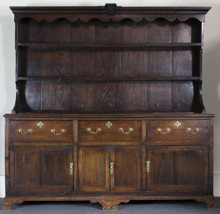 A very fine classic late 18th century Welsh dresser. This antique hutch, made of oak, has a beautiful color and patina with original brasses.