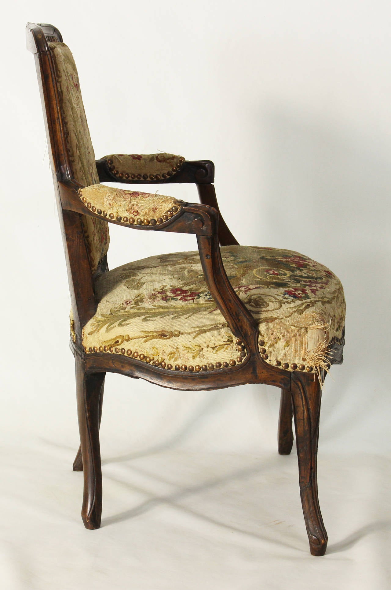 18th Century Country French Fauteuil In Distressed Condition In Kilmarnock, VA