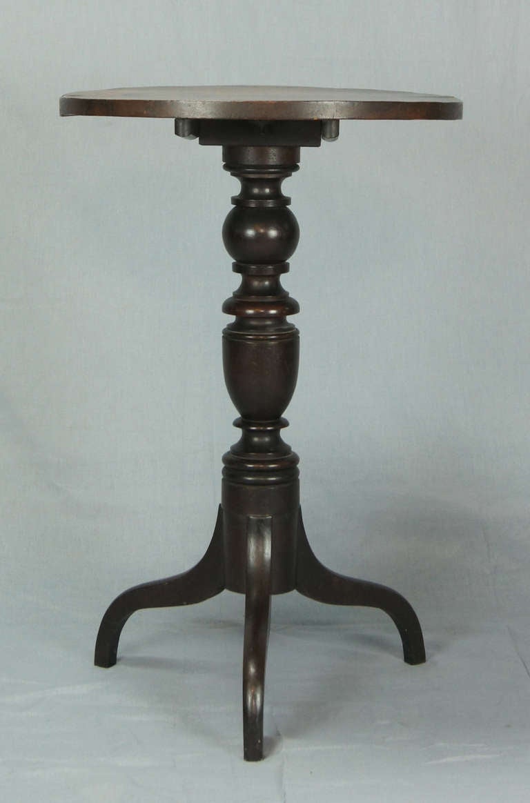 American Carved Walnut Candle Stand Tilt-Top Table In Good Condition In Kilmarnock, VA