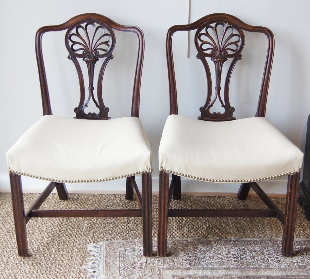 Pair of 18th Century English Racquet-Back Chairs In Excellent Condition In Kilmarnock, VA