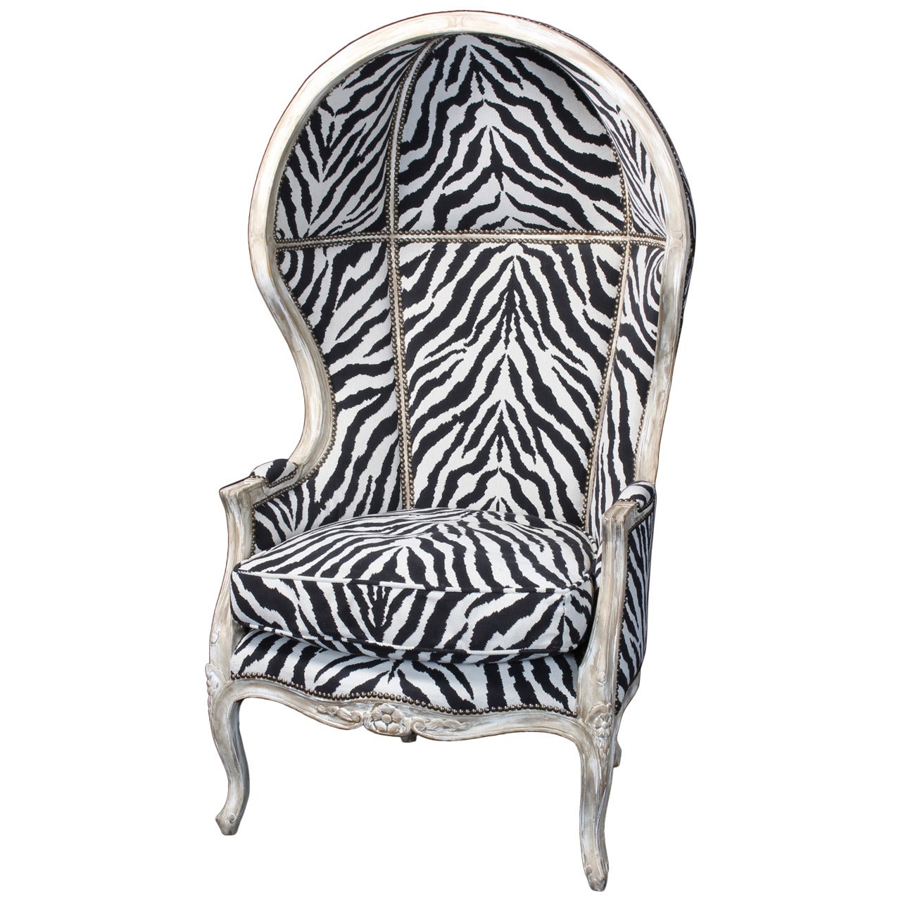 Porter's Chair mit Zebradruck-Wandteppich