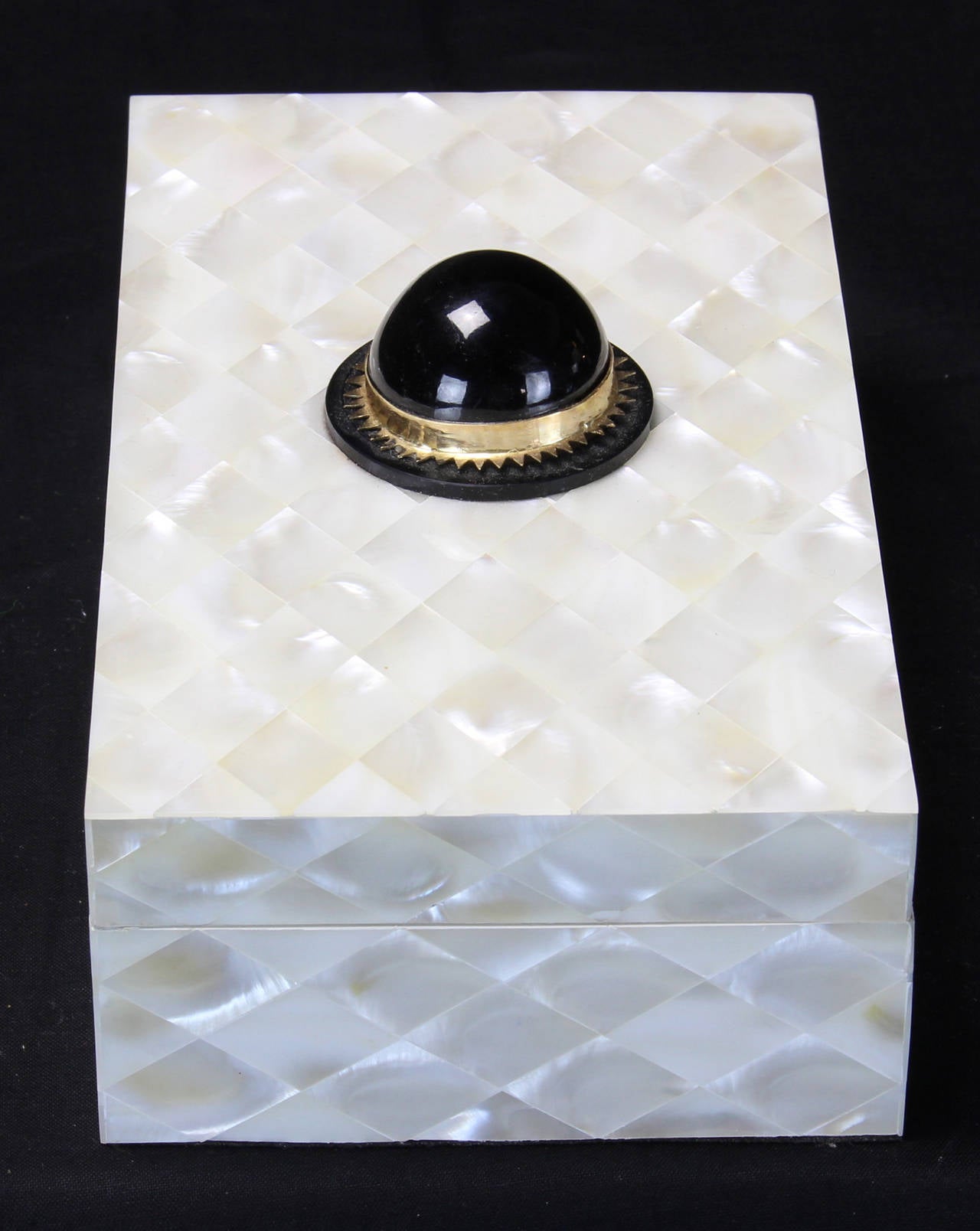 Mother-of-Pearl Box with Black Cabochon In Excellent Condition In Kilmarnock, VA