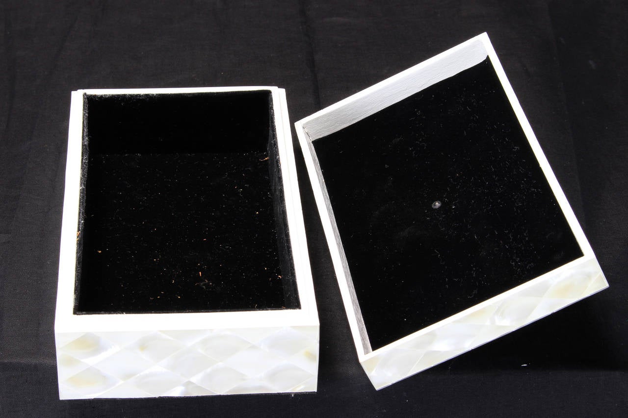 Mother-of-Pearl Box with Black Cabochon 2