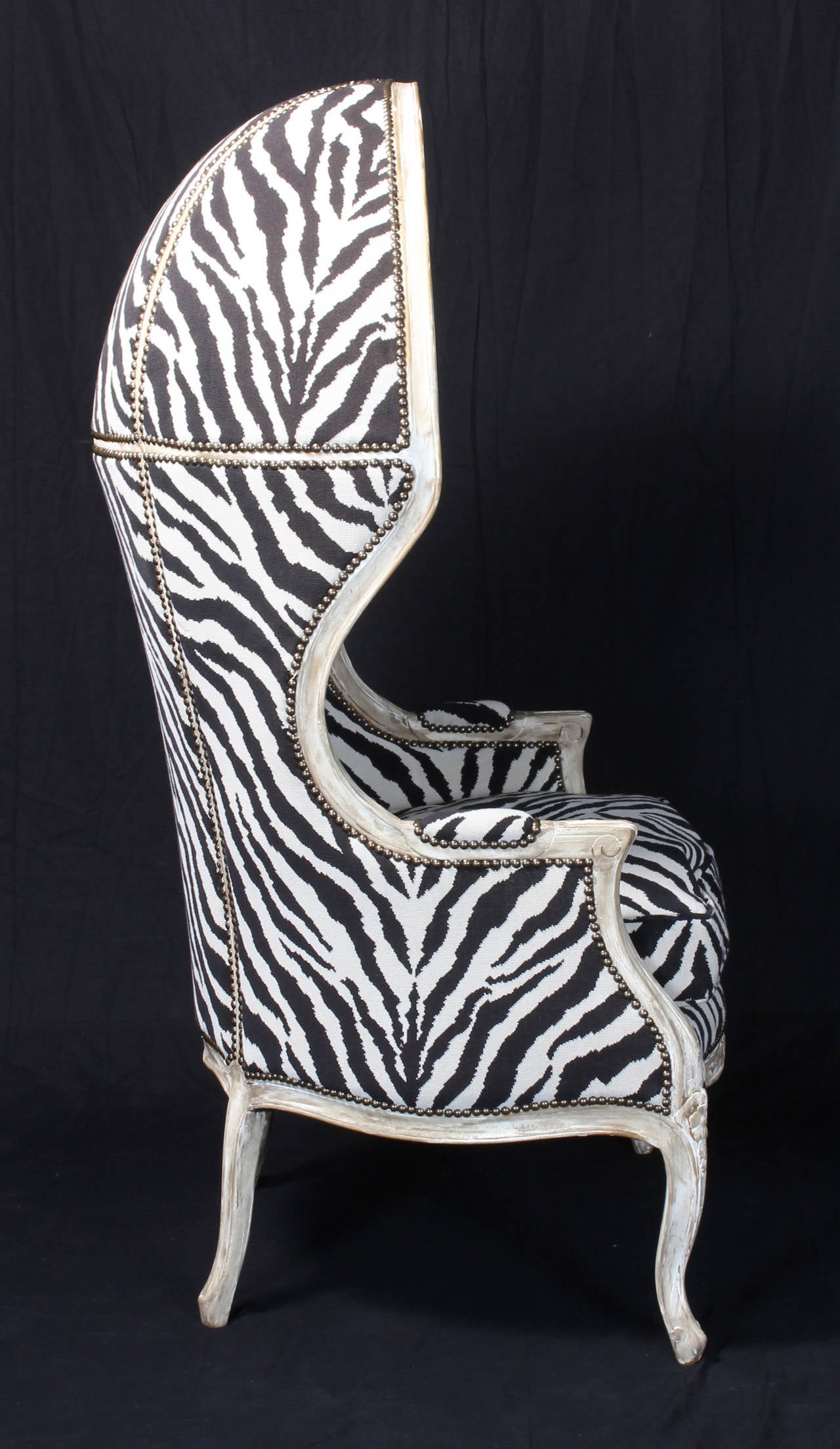 Porter's Chair mit Zebradruck-Wandteppich (Geschnitzt)
