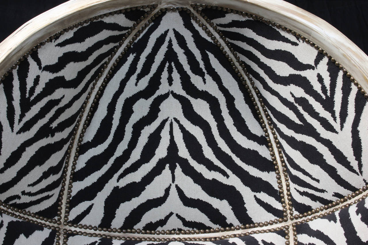 Porter's Chair mit Zebradruck-Wandteppich 2