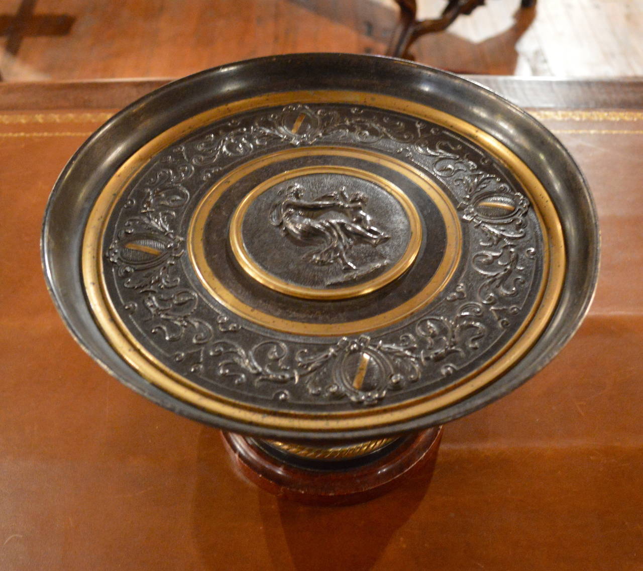 19th Century French Neoclassical Bronze and Marble Tazza For Sale 3