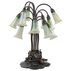 Tiffany Studios Bronze und Favrile 12-Licht Lily Tischlampe