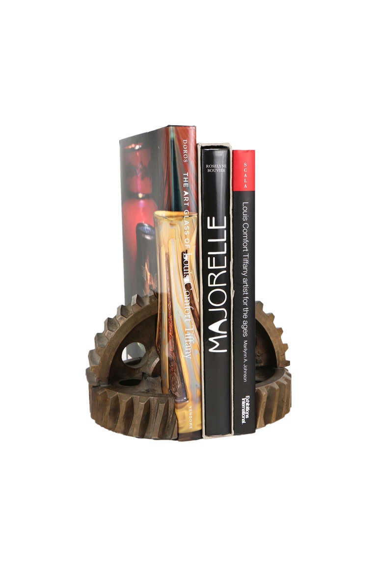 A pair of American Industrial metal gear bookends. Makes a great decorative object for the home or office.