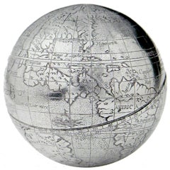 Un globe miniature du XVIe siècle magnifiquement détaillé