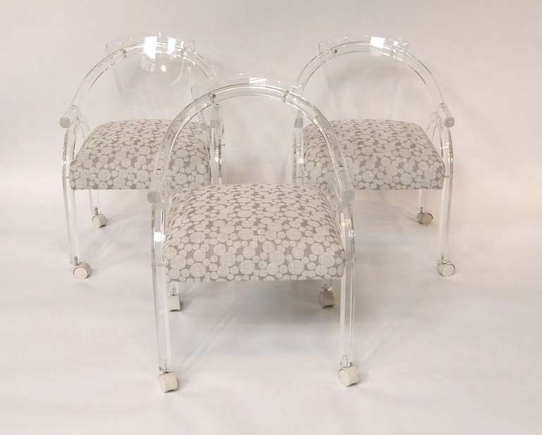 A Mid Century Pair of Lucite Armchairs on Casters In Good Condition In New York, NY