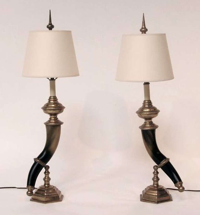 Paire de lampes en laiton et fausse corne du milieu du siècle par Chapman