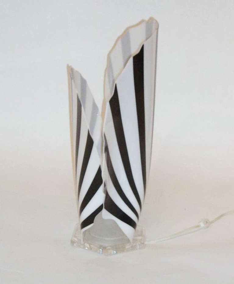 Vintage Black and White Acrylic Fan Lamp by Luminaire In Good Condition In New York, NY