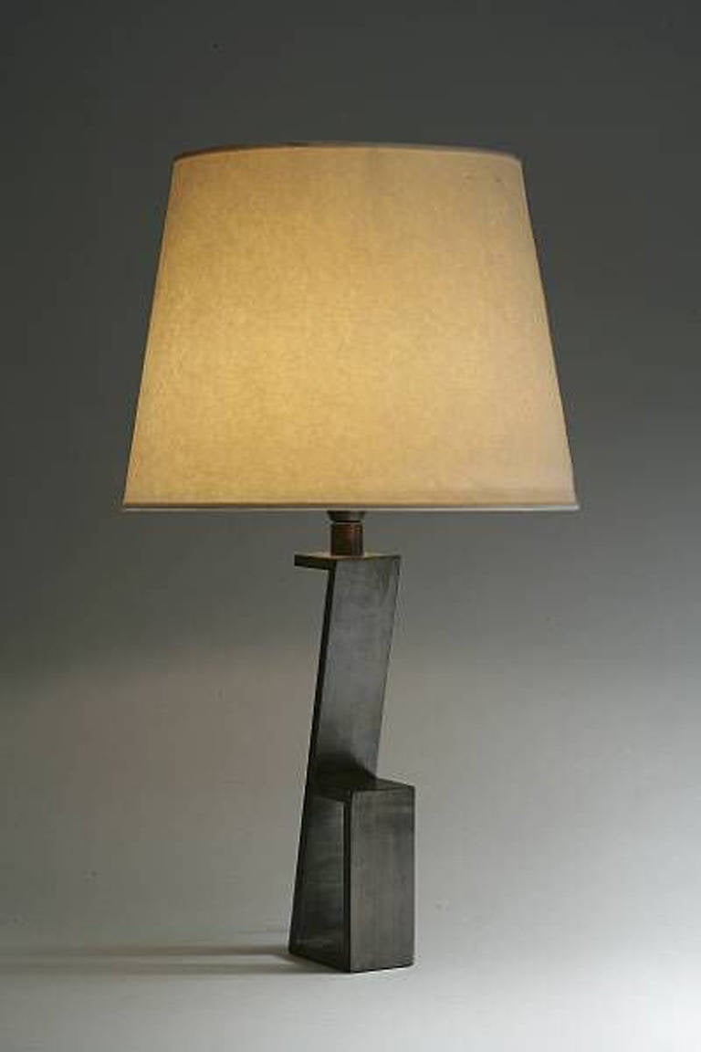 Ein elegantes Paar französischer Tischlampen im Midcentury-Stil in Form des Buchstabens Z. Diese raffinierten Stücke aus bronziertem Schmiedeeisen spiegeln den modernen und neoklassischen Geschmack wider. Der Lampensockel allein (ohne Fassung und