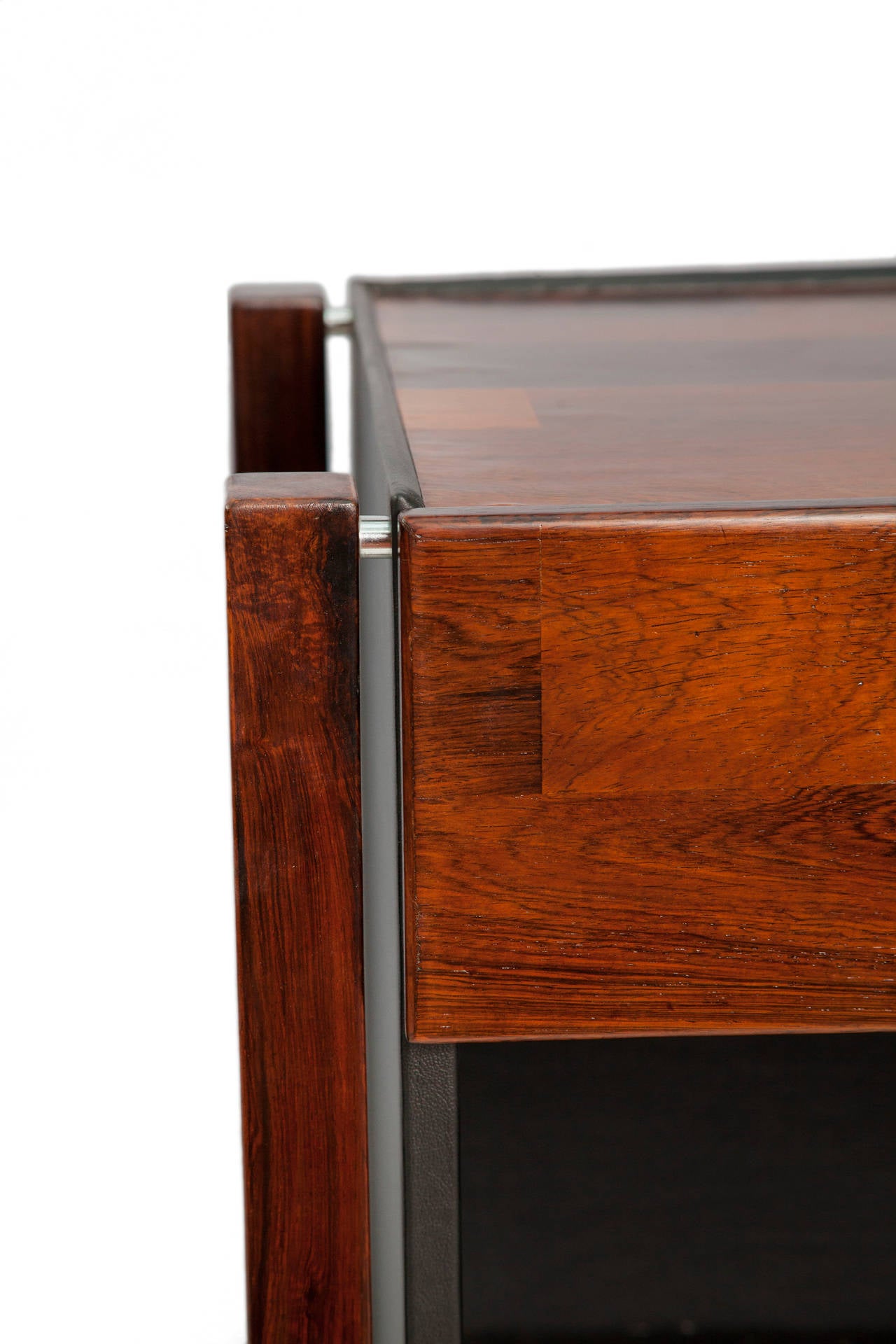 Mid-20th Century Pair of Jorge Zalszupin Side Tables in Jacaranda and Black Leather for L'Atelier