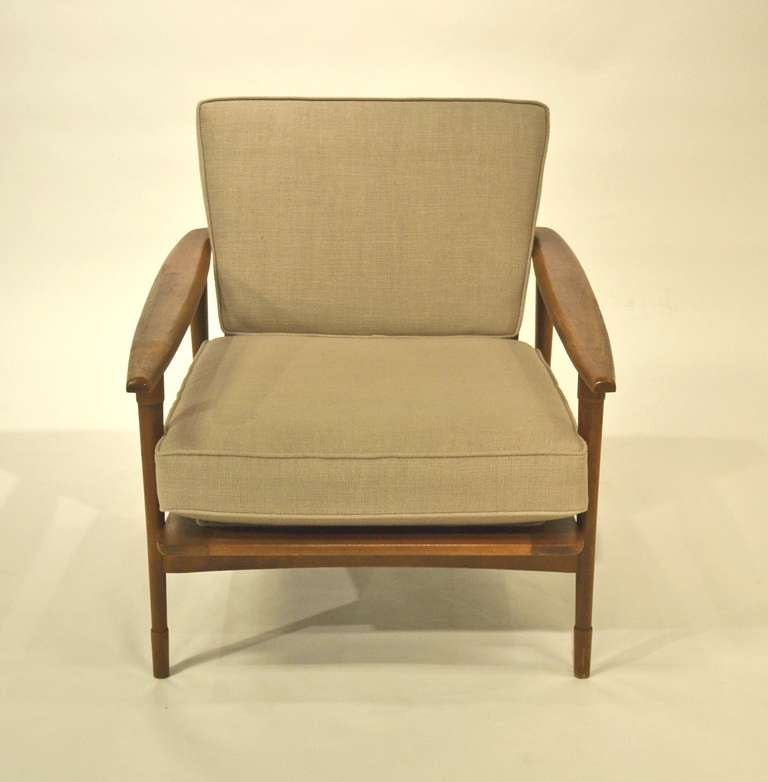 Mid-Century Modern Fauteuil de salon danois moderne du milieu du siècle dernier avec revêtement en lin gris