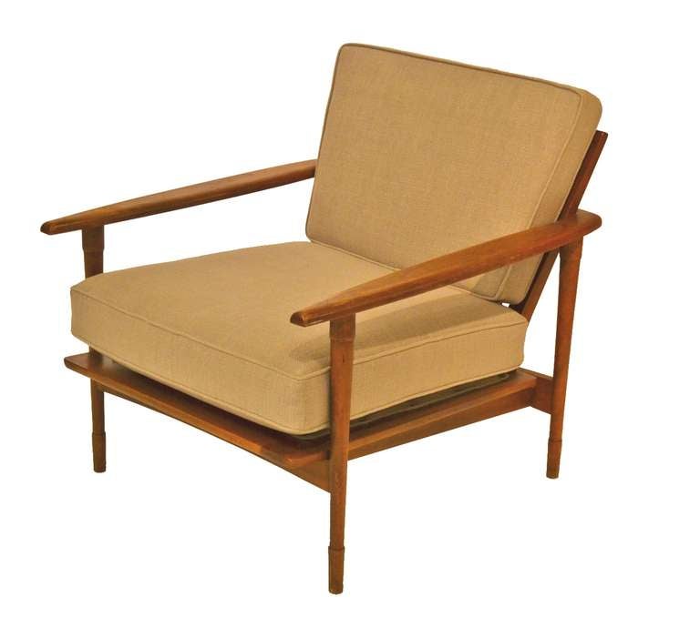Fauteuil vintage de style danois moderne avec une structure en bois et un revêtement en lin gris (non teinté).