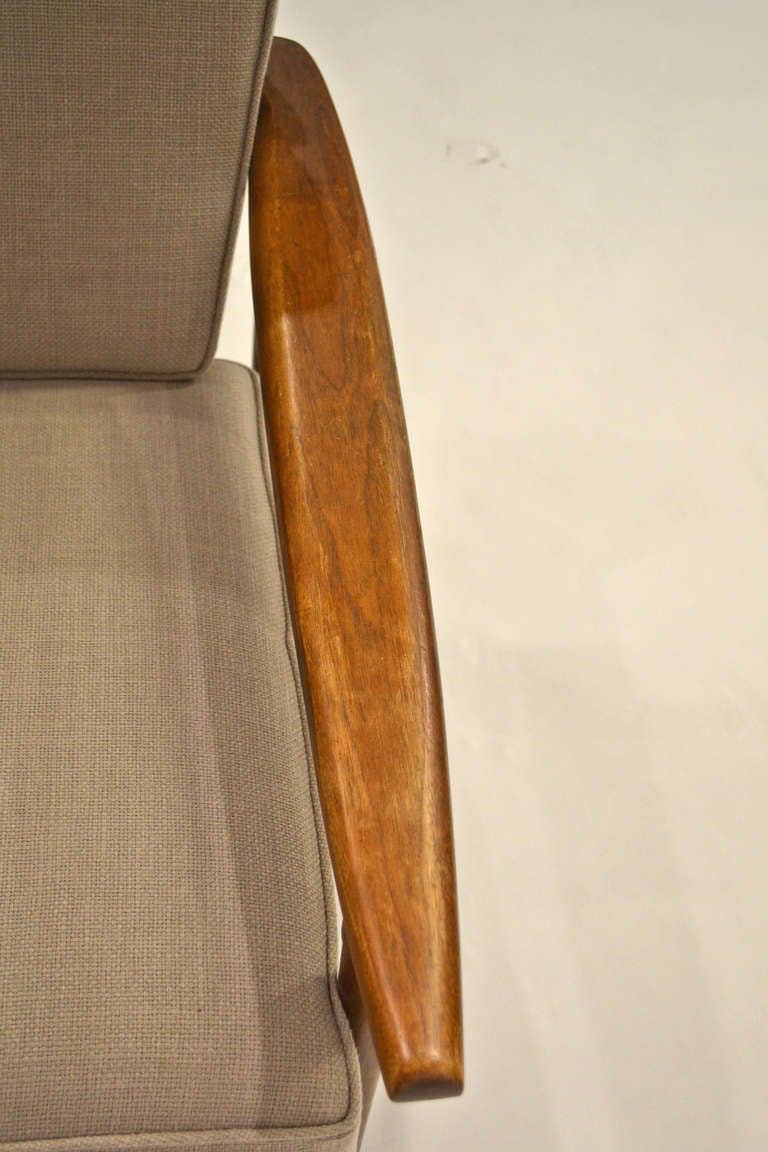 Bois Fauteuil de salon danois moderne du milieu du siècle dernier avec revêtement en lin gris