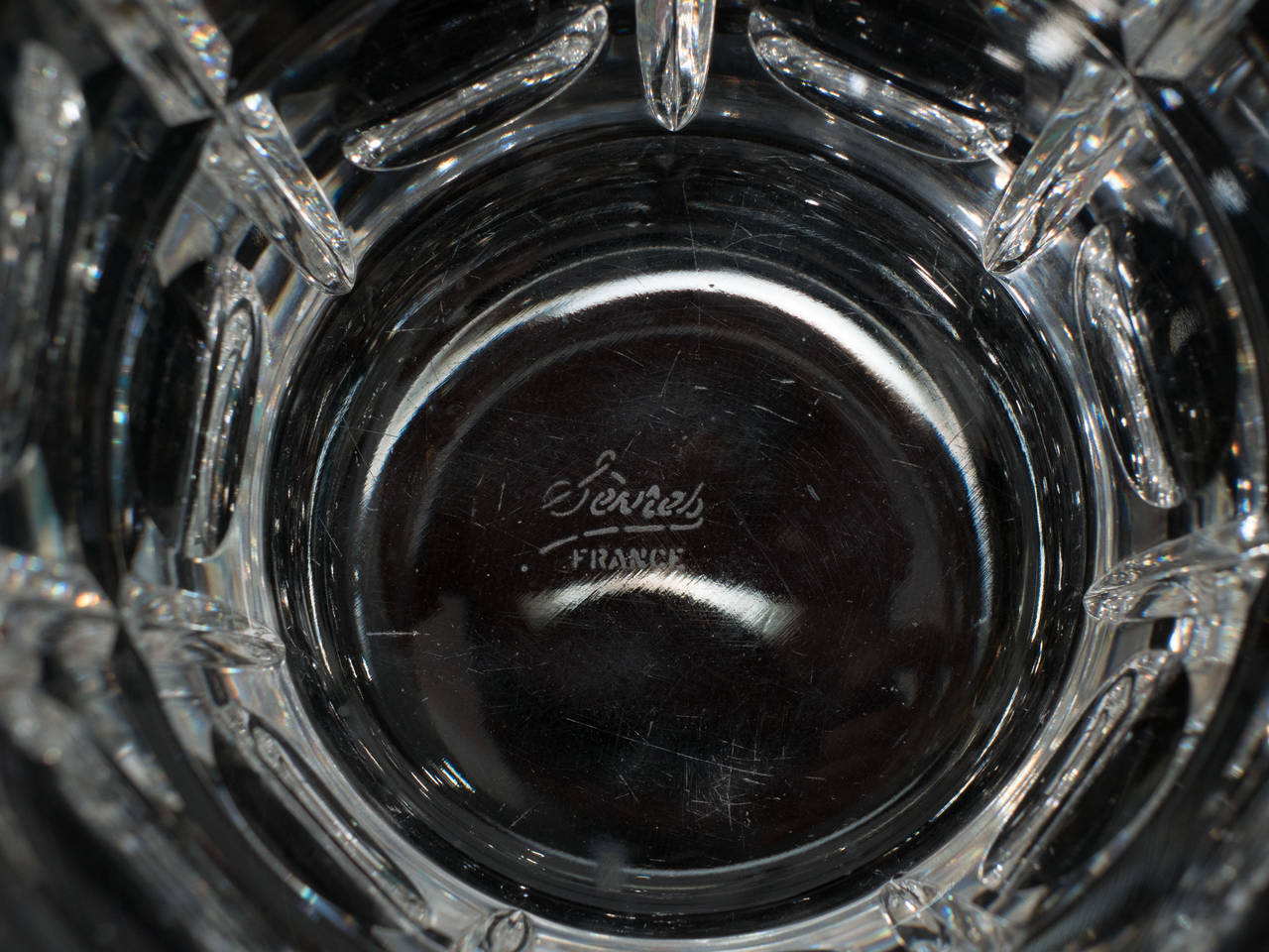 Paire de vases ou seaux à glace en cristal avec motifs circulaires et carrés marqués Sèvres, France sur le fond.

Bon état vintage avec usure appropriée à l'âge. Quelques rayures.
