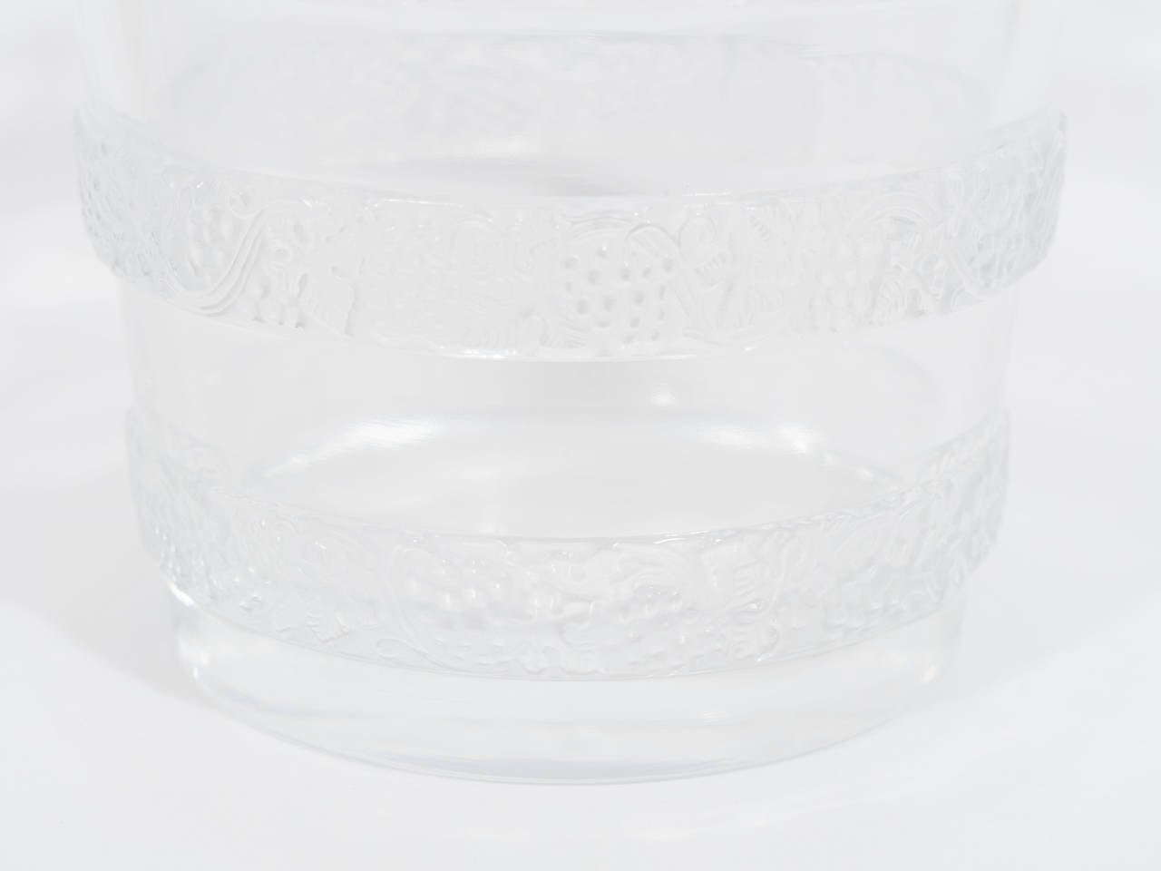 Vase ou seau à glace Lalique Lave-Raisins à motif de raisin Bon état à New York, NY