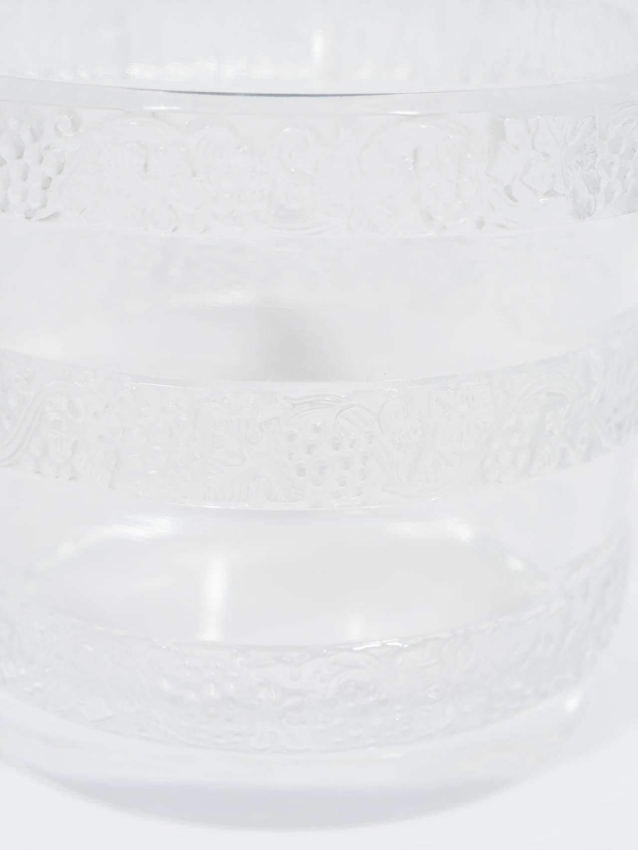 20ième siècle Vase ou seau à glace Lalique Lave-Raisins à motif de raisin